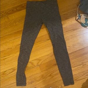 Athlete girl textured grey leggings